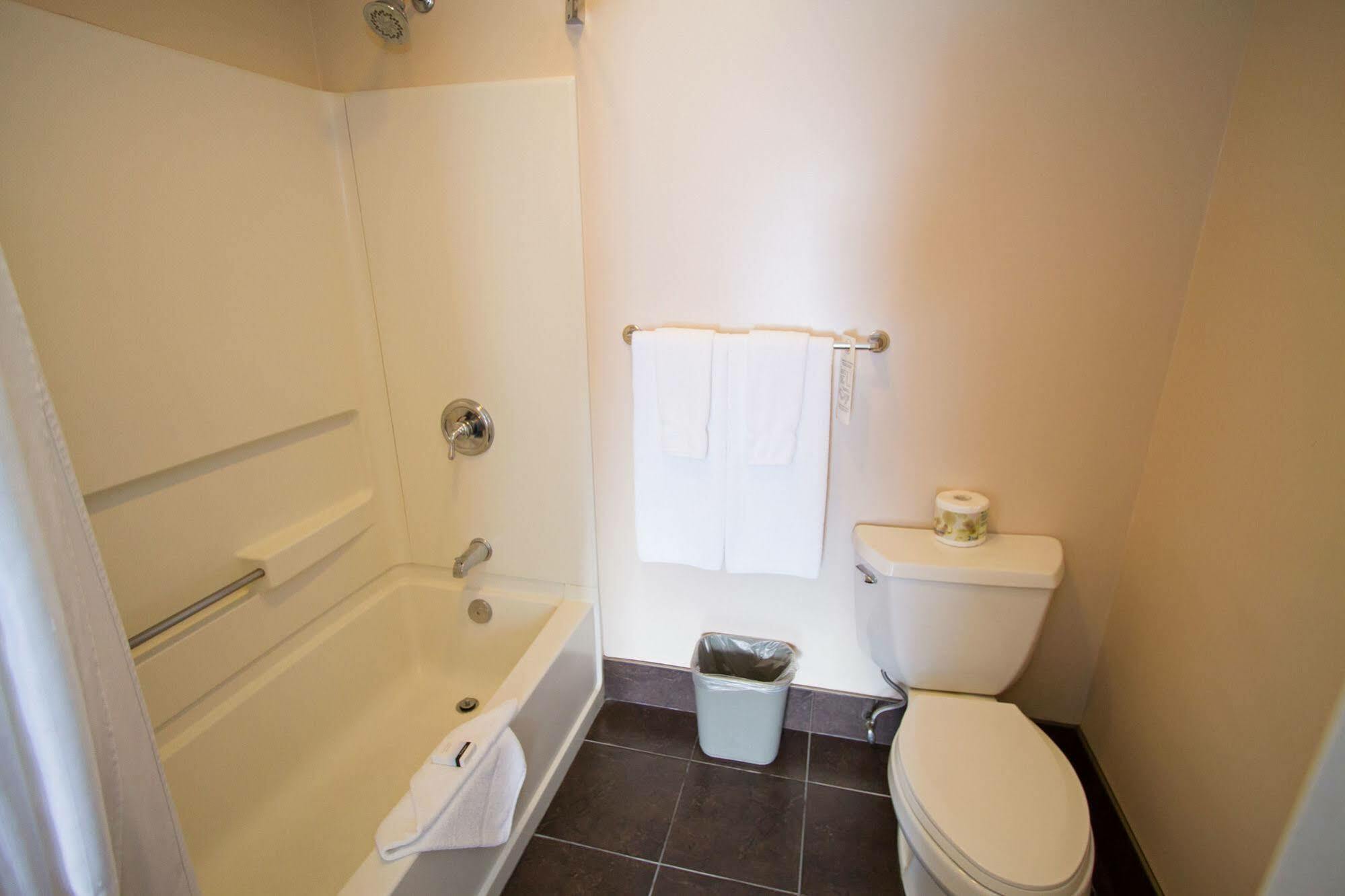 Glenwood Inn & Suites Trail Esterno foto